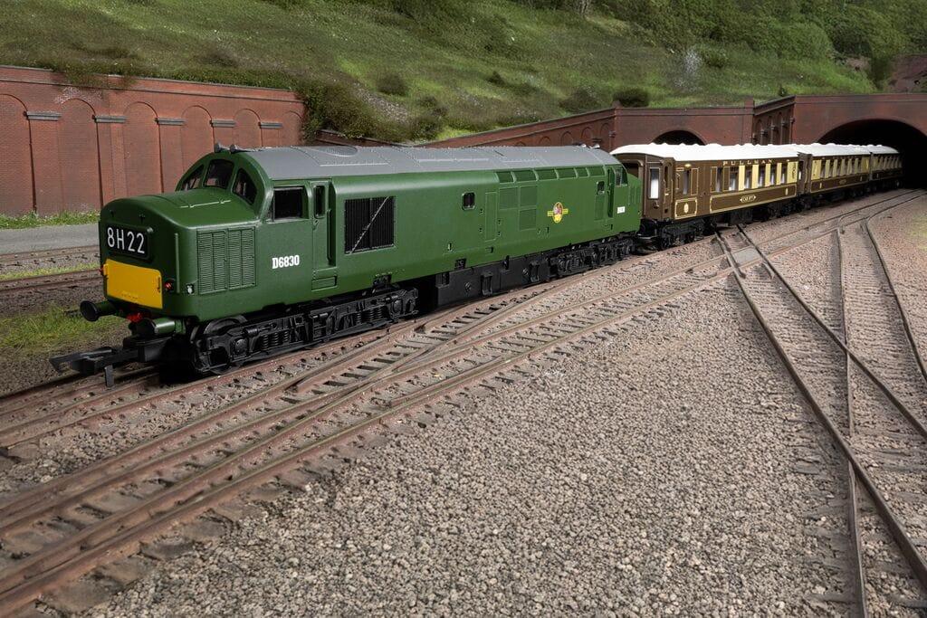 Empire Warehouse Model railways Hornby R1290M Tri-ang Railways Remembered: RS9 'Intercity Express' Train Set