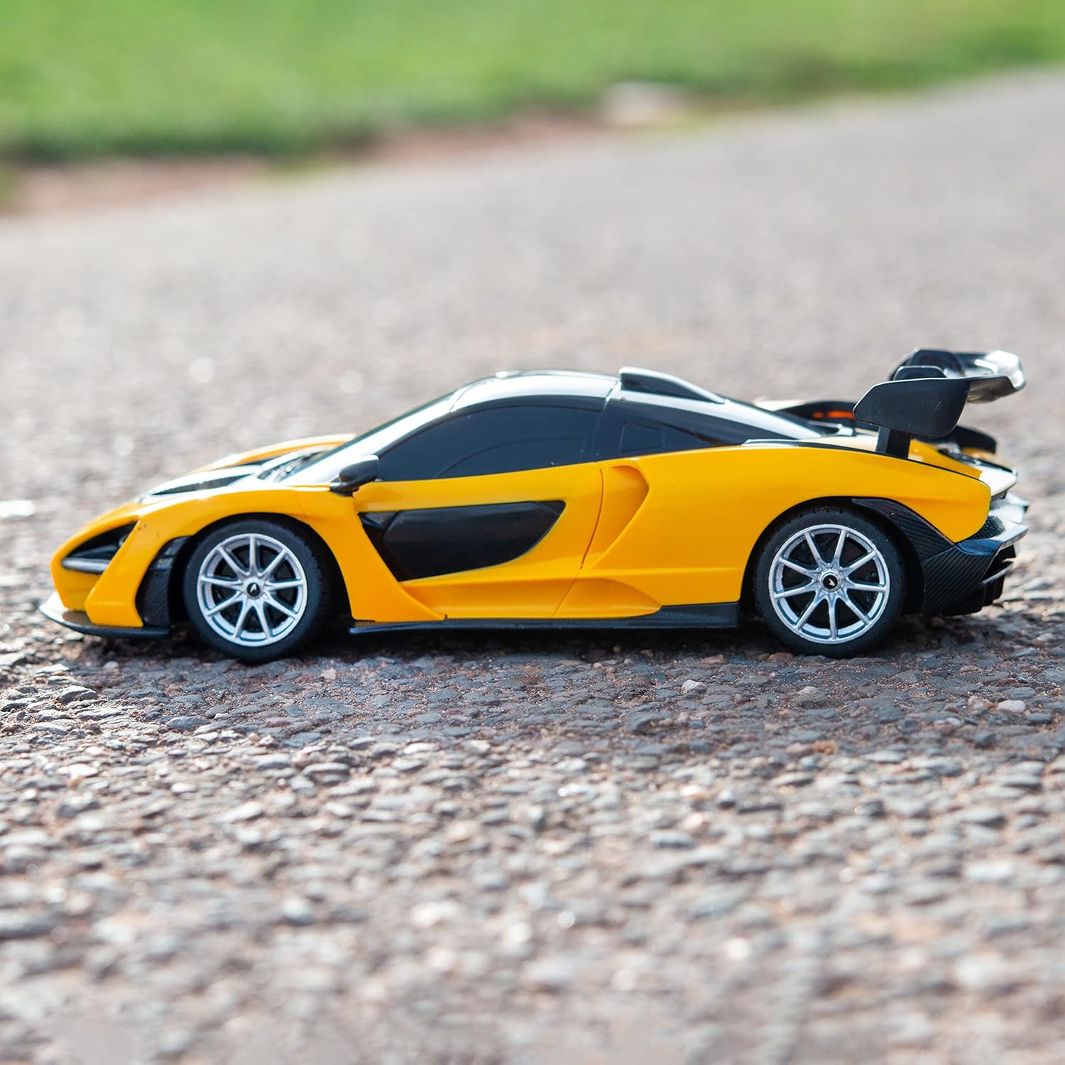 Rooleo Remote Control McLaren Senna | 1:24sc Model 27.145MHz
